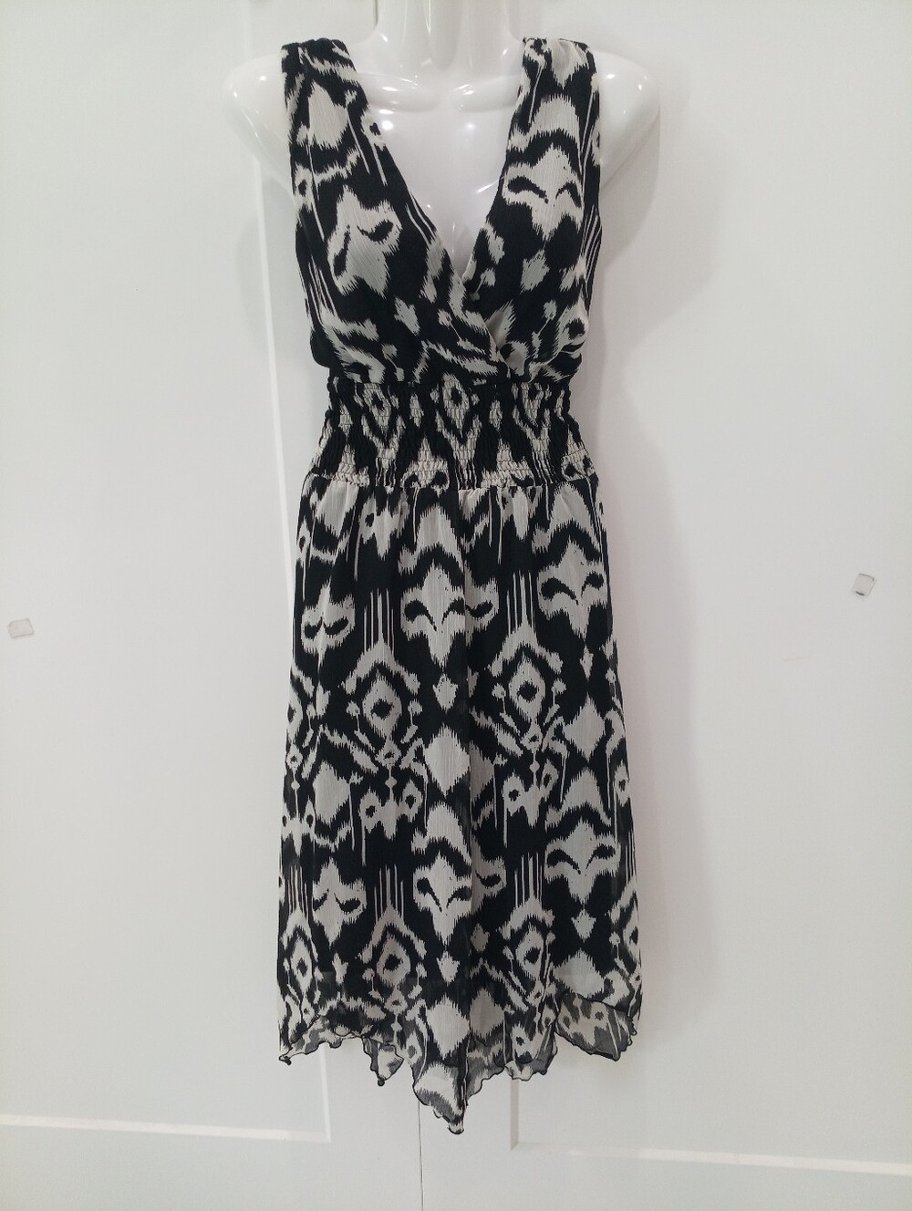 Dressbarn Deep-V Sleeveless Black & White Ikat Smocked Elastic Waist Dress 14